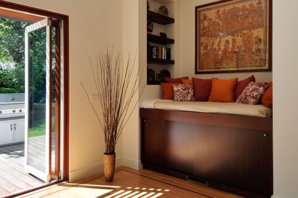 Porodična kuća sa udobnim proširenjem u baštenskoj dnevnoj sobi