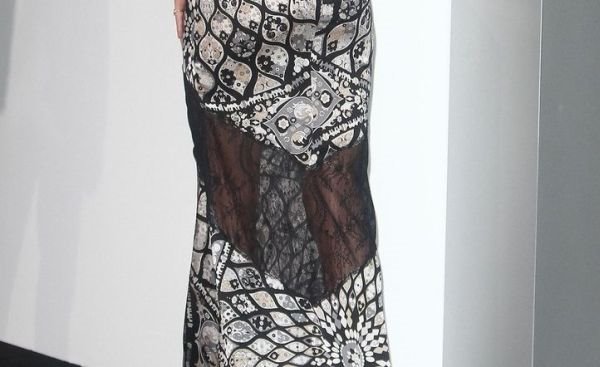 Modni trenutak: prelepa večernja haljina sa seksi detaljima za Rozi Hantington-Vajtli