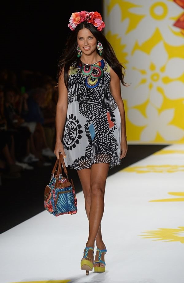 Čarobna moda za proleće 2015. godine: pogledajte kako je Adrijana Lima pokorila Njujork prvog dana Nedelje mode