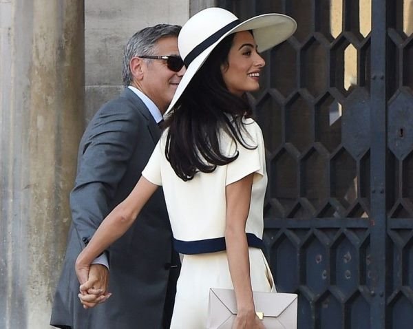 Modni trenutak: Amal Kluni na venčanju u pantalonama (FOTO)