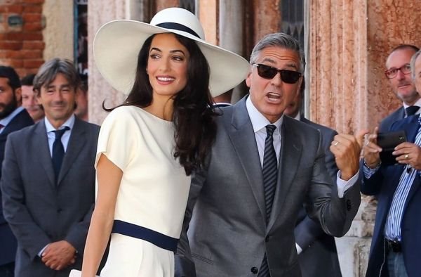 Modni trenutak: Amal Kluni na venčanju u pantalonama (FOTO)