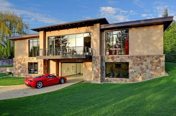 Neverovatna kuća sa garažama za 16 automobila