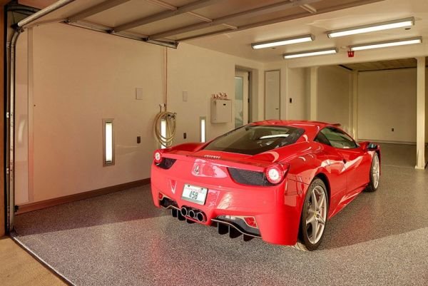 Neverovatna kuća sa garažama za 16 automobila