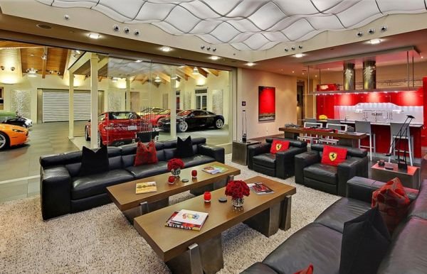 Neverovatna kuća sa garažama za 16 automobila