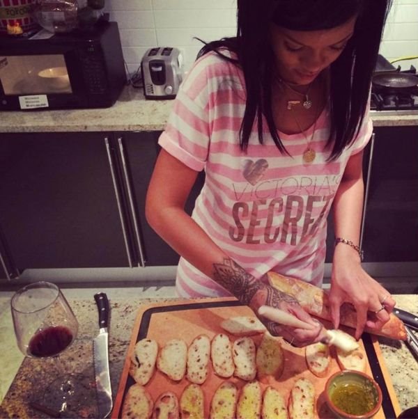 Iz pevačkih u gastronomske vode: Rijana postala kuvarica! (FOTO)