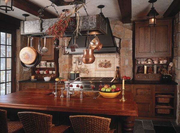 ZA LJUBITELJE RUSTIKE: tradicionalna kuhinja od drveta i kamena