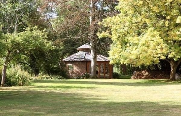 Pogledajte gde će živeti Džordž Kluni i Amal Alamudin: luksuzni enterijer sakriven u šumama Britanije