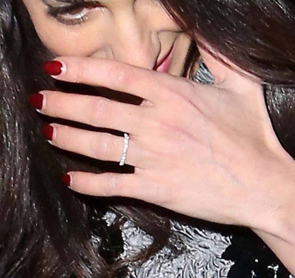 Modni trenutak: Amal Alamudin u savršenoj mantil-haljini modne kuće „Dolče i Gabana“