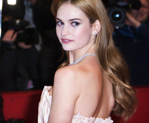 Nova Pepeljuga na berlinskoj premijeri: Lili Džejms očarala sve u Diorovoj haljini i srebrnim cipelicama