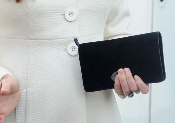 Modni trenutak: Kejt Midlton u šik bež kaputu kao da nije trudna