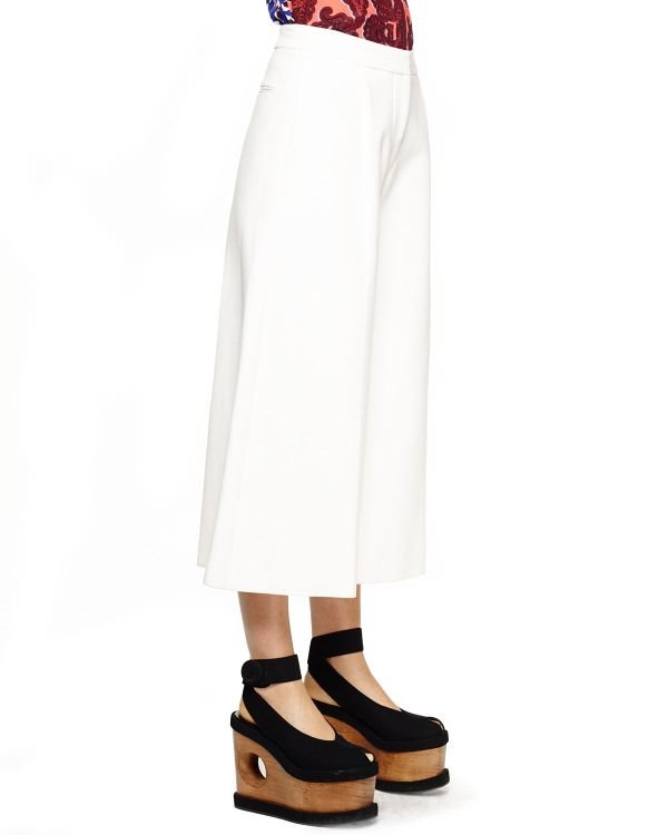 Model u trendu: hit pantalone za proleće 2015!