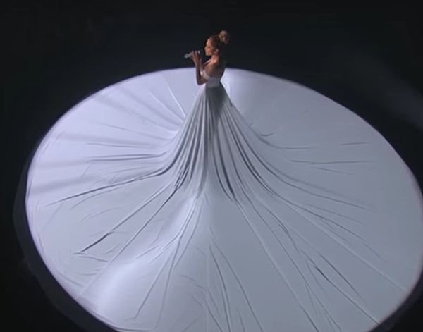 Modni trenutak: 3 čudesne bele haljine Dženifer Lopez (FOTO + VIDEO)