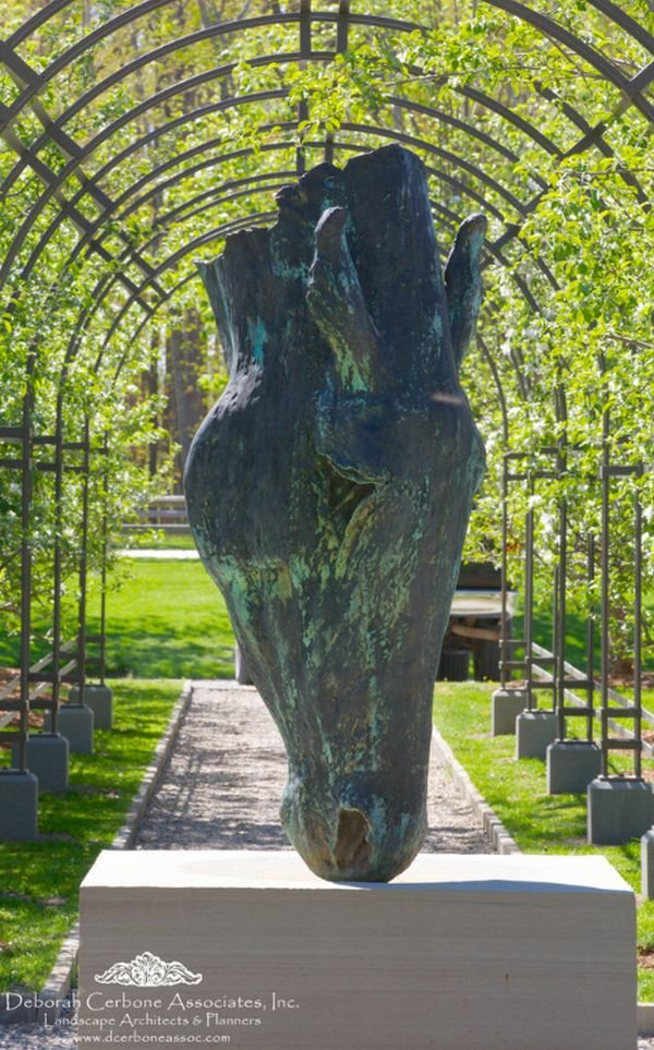 Zanimljiva dvorišta: čarobni vrt sa belim detaljima