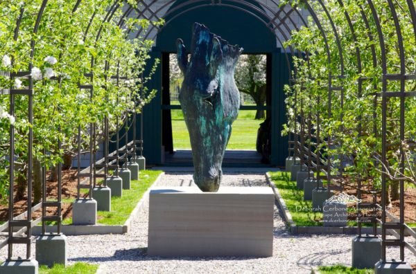 Zanimljiva dvorišta: čarobni vrt sa belim detaljima