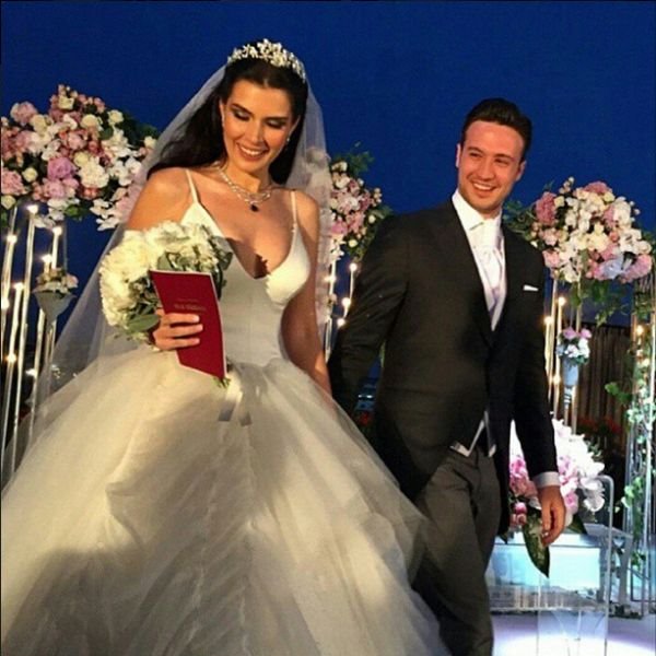 Zavirite na venčanje lepe Dile: turske zvezde Hatidže Šendil i Burak Sagjašar rekli sudbonosno "da" (FOTO)