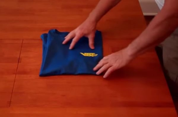 Kako da složite majicu kratkih rukava za samo 2 sekunde (FOTO+VIDEO)