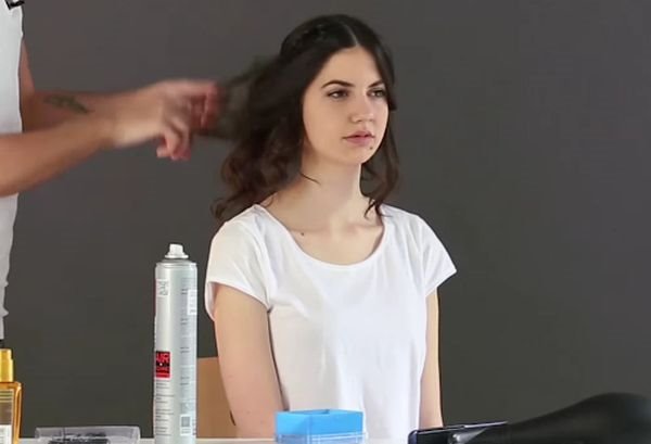 Saveti frizera: kako da napravite letnju opuštenu punđu uz pomoć sunđeraste gumice za kosu (FOTO+VIDEO)