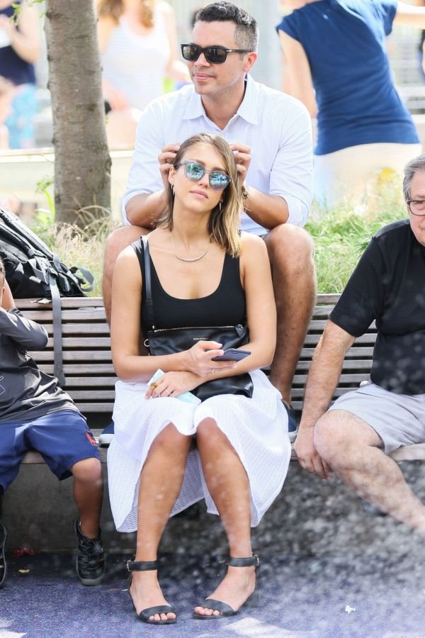 Modni trenutak: Džesika Alba u romantičnoj suknji za boravak u prirodi sa porodicom