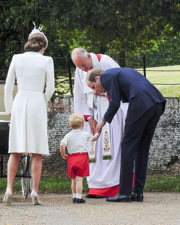 Modni trenutak: Kejt Midlton prelepa u belom na krštenju ćerke Šarlote (FOTO)