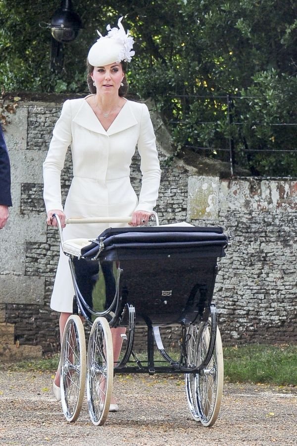 Modni trenutak: Kejt Midlton prelepa u belom na krštenju ćerke Šarlote (FOTO)