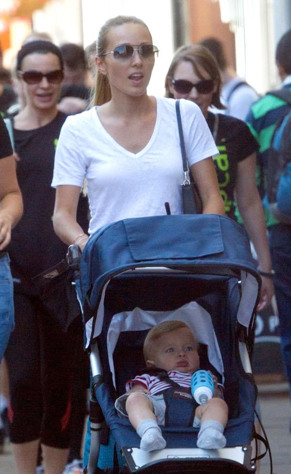 Prve slike sina Novaka Đokovića: Stefan u šetnji sa mamom Jelenom u Vimbldonu (FOTO)