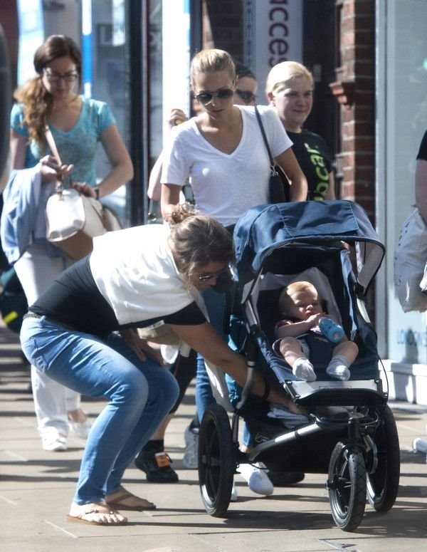 Prve slike sina Novaka Đokovića: Stefan u šetnji sa mamom Jelenom u Vimbldonu (FOTO)