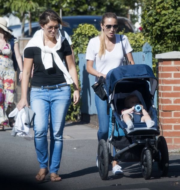 Prve slike sina Novaka Đokovića: Stefan u šetnji sa mamom Jelenom u Vimbldonu (FOTO)