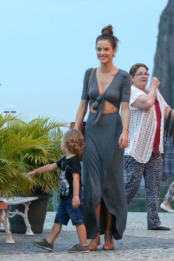 Kako izgleda "Viktorijin anđeo" na godišnjem odmoru: Alesandra Ambrozio bez šminke i visokih štikli (FOTO)