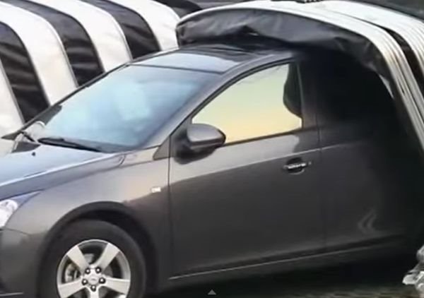 Novi izum za parkiranje: praktična montažna garaža za vaš automobil (FOTO + VIDEO)