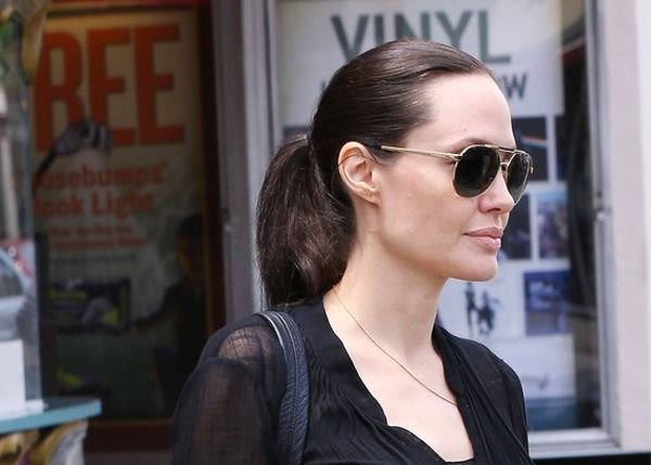 Modni trenutak: najlepše baletanke Anđeline Džoli uz crnu modnu kombinaciju (FOTO)