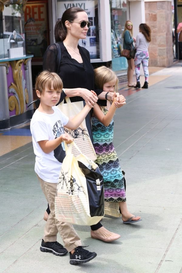 Modni trenutak: najlepše baletanke Anđeline Džoli uz crnu modnu kombinaciju (FOTO)