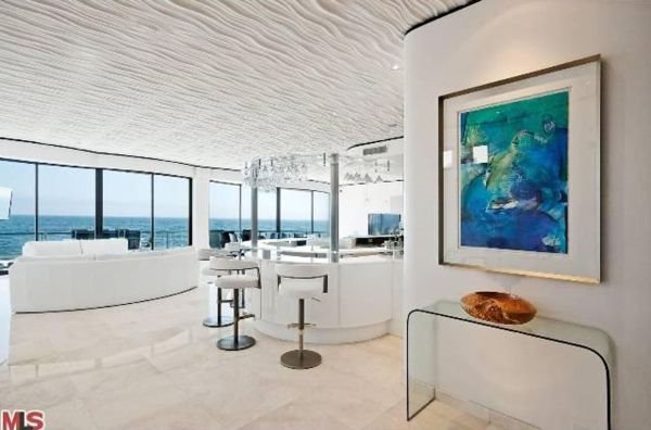 Domovi slavnih: prelepa kuća Hale Beri s pogledom na okean iz svake sobe