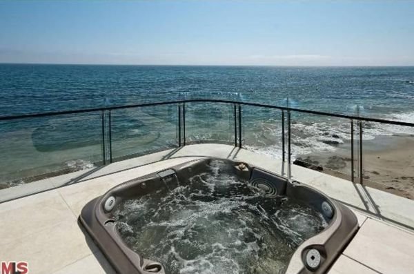 Domovi slavnih: prelepa kuća Hale Beri s pogledom na okean iz svake sobe