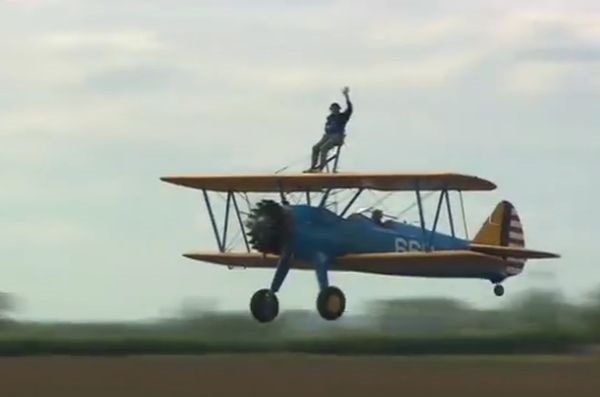 Počast supruzi: Džon Veston obeležio 90. rođendan herojskim letom na krilima aviona