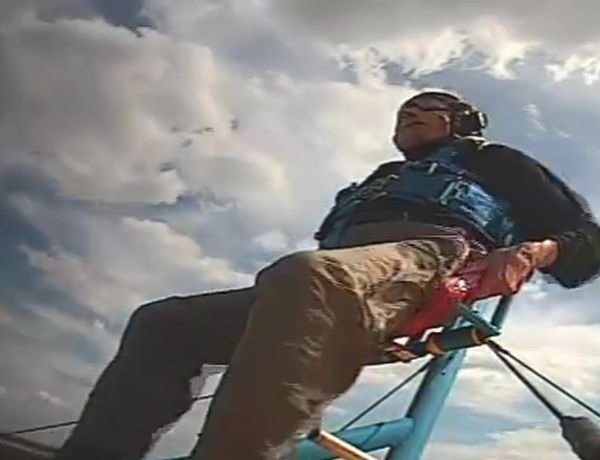 Počast supruzi: Džon Veston obeležio 90. rođendan herojskim letom na krilima aviona