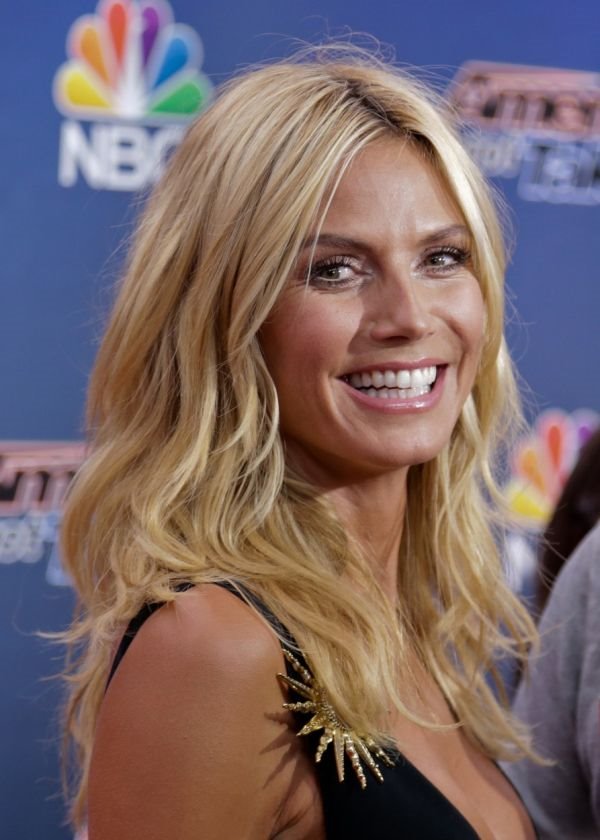 Modni trenutak: Hajdi Klum (42) u smeloj kratkoj haljini sa duplim dekolteom! (FOTO)