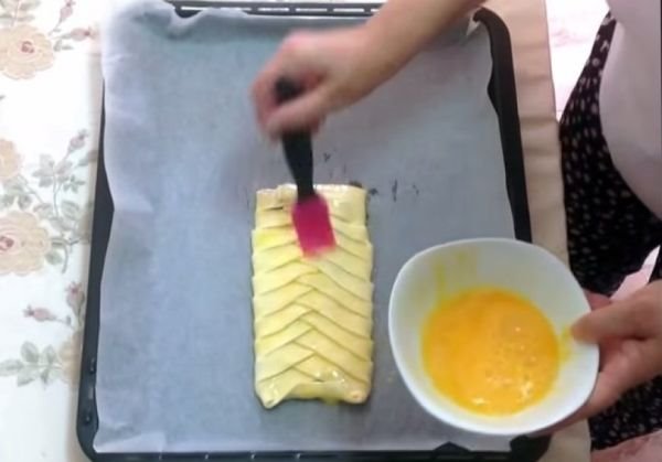 UKUSNA POSLASTICA OD 3 SASTOJKA: pletenica od lisnatog testa sa čokoladom (RECEPT)