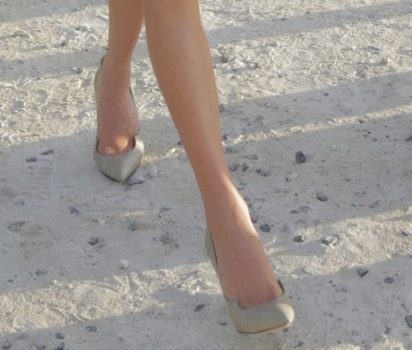 Modni trenutak: poslovni kostim Amal Kluni za posetu Maldivima (FOTO)