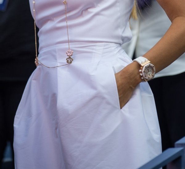 Modni trenutak: Jelena Đoković u zavodljivoj beloj haljini očarala Njujork (FOTO)