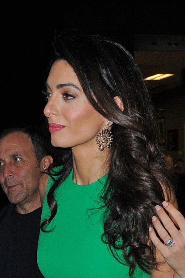 Modni trenutak: Amal Kluni u seksi haljini za otmene dame (FOTO)
