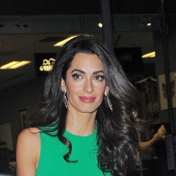 Modni trenutak: Amal Kluni u seksi haljini za otmene dame (FOTO)