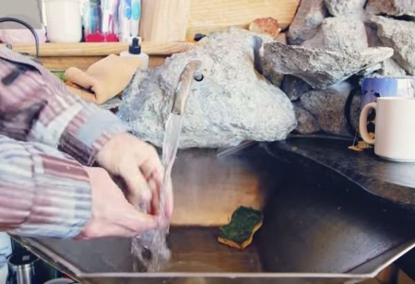 Idealna kuća za povratak prirodi: kako živeti u najmanjoj kolibi sa najlepšim pogledom na svetu (FOTO + VIDEO)