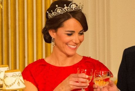 Modni trenutak: zašto je Kejt Midlton nosila crvenu haljinu na najelegantnijoj večeri britanske kraljice