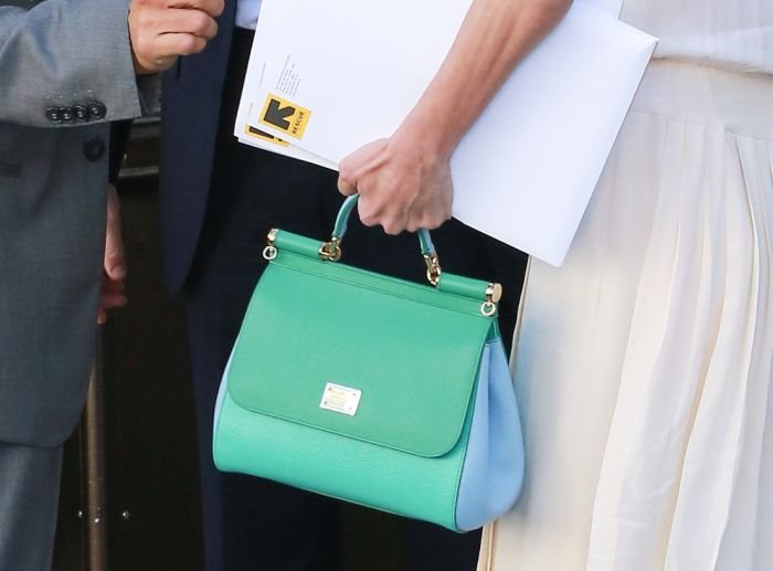 Modni trenutak: trobojna tašna Amal Kluni nadmašila i haljinu i sandale (FOTO)