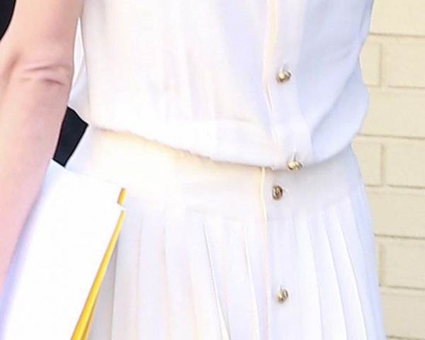 Modni trenutak: trobojna tašna Amal Kluni nadmašila i haljinu i sandale (FOTO)