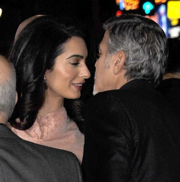 Najzad poljubac pred kamerama: Amal i Džordž Kluni ne skrivaju nežnosti! (FOTO+VIDEO)