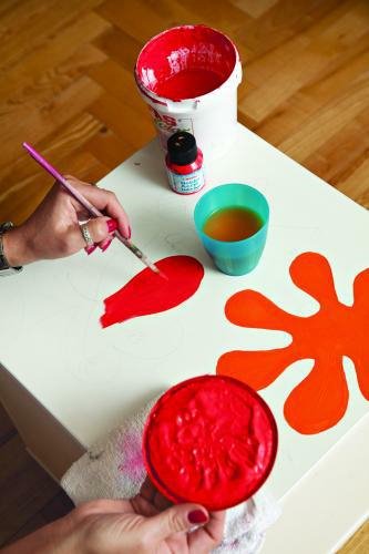 Oslikani stočić služi i kao polica