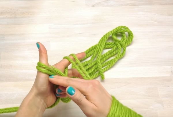 Uradi sam (I BEZ IGALA ZA PLETENJE): dvostruki beskrajni šal koji se plete prstima (FOTO + VIDEO)