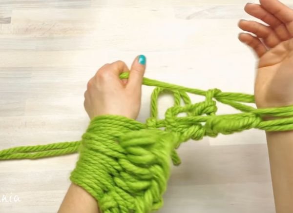 Uradi sam (I BEZ IGALA ZA PLETENJE): dvostruki beskrajni šal koji se plete prstima (FOTO + VIDEO)