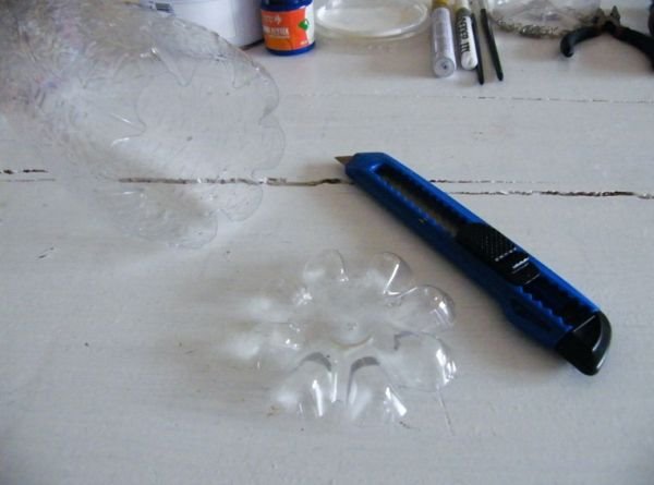 Uradi sam: kako da napravite novogodišnje ukrasne zvezdice od plastičnih flaša (FOTO)